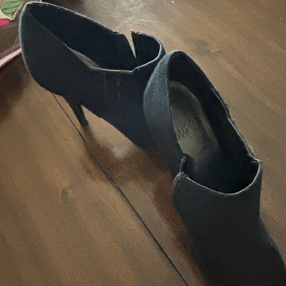 EUC black heeled booties
